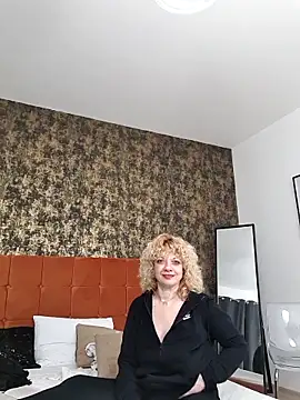 Snapshot of LaireeFelini chatting on February 23, 7:11 pm LaireeFelini online show from February 23, 7:11 pm