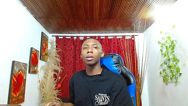 Snapshot of milo018 chatting on March 3, 7:53 pm milo018 online show from March 3, 7:53 pm