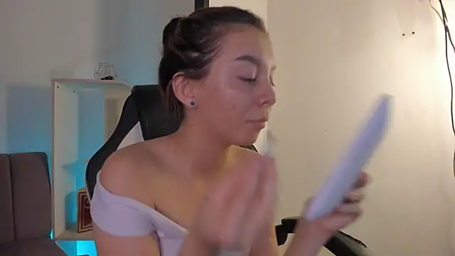 Snapshot of MelLove_ chatting on February 19, 7:54 pm MelLove online show from February 19, 7:54 pm