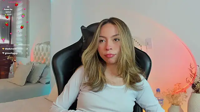 Snapshot of LuuluBerry chatting on February 22, 5:55 pm LuuluBerry online show from February 22, 5:55 pm