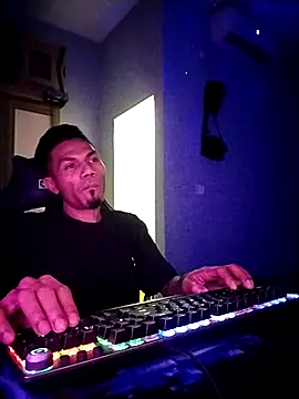 Snapshot of UcEng_Lab chatting on March 1, 6:32 pm UcEng Lab online show from March 1, 6:32 pm