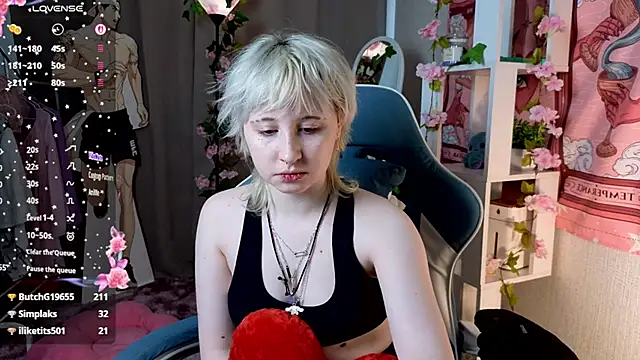 Snapshot of May_leaf chatting on February 20, 6:26 am May leaf online show from February 20, 6:26 am