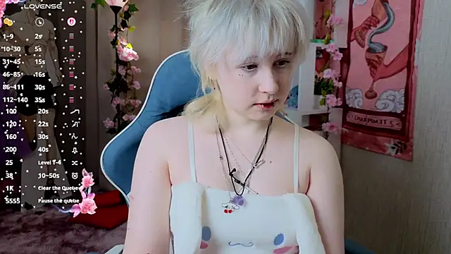 Snapshot of May_leaf chatting on March 1, 5:42 am May leaf online show from March 1, 5:42 am