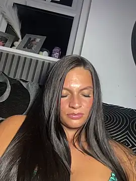 Snapshot of Destinylovex chatting on February 24, 9:13 pm Destinylovex online show from February 24, 9:13 pm