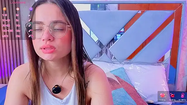 LittleeSara18 online show from May 12, 11:18 am