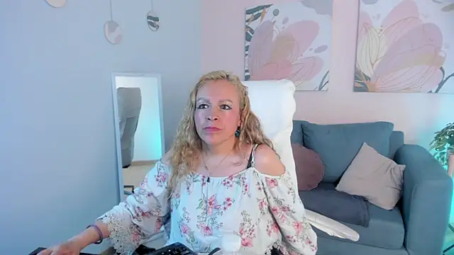 Ivonne 4 online show from May 20, 7:42 pm