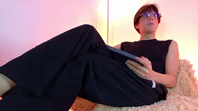 lui x dust online show from March 24, 4:06 am