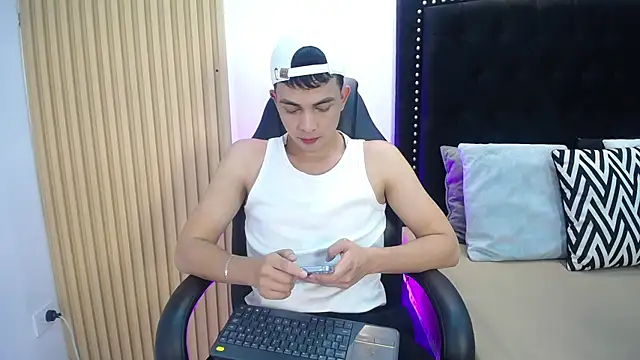 NewYoungHot online show from April 21, 8:12 pm