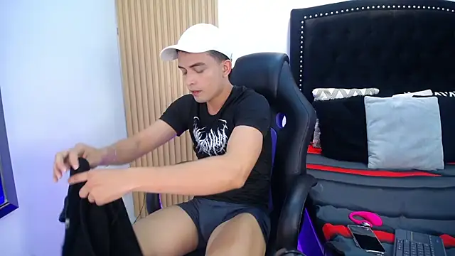 NewYoungHot online show from April 22, 8:43 pm