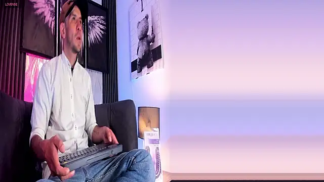 Snapshot of Milanwhite_ chatting on February 28, 11:33 am Milanwhite online show from February 28, 11:33 am