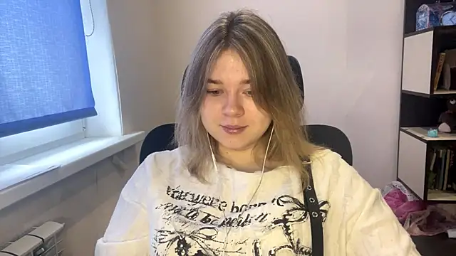 TomikoPfau online show from April 6, 7:53 am