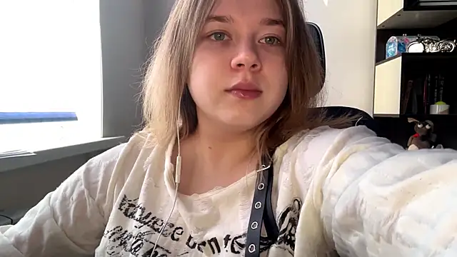 TomikoPfau online show from April 16, 2:07 pm