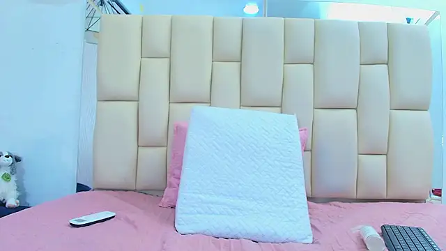 Snapshot of Lana_Sliim chatting on February 26, 12:15 pm Lana Sliim online show from February 26, 12:15 pm