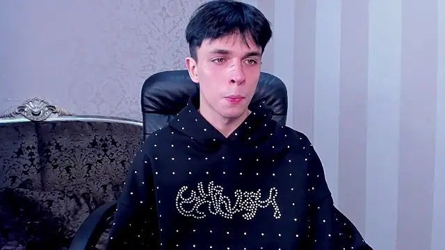 Snapshot of ClarkBev chatting on February 21, 1:39 am ClarkBev online show from February 21, 1:39 am