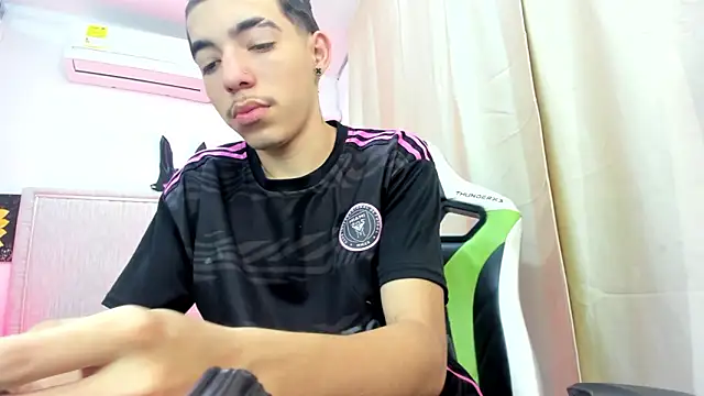 Snapshot of Bad_bunnyy_ chatting on February 21, 12:17 pm Bad bunnyy online show from February 21, 12:17 pm