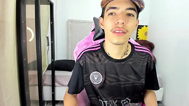 Snapshot of Bad_bunnyy_ chatting on March 12, 12:11 pm Bad bunnyy online show from March 12, 12:11 pm