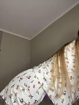 Snapshot of EvelynRavenwood chatting on February 25, 3:32 pm EvelynRavenwood online show from February 25, 3:32 pm