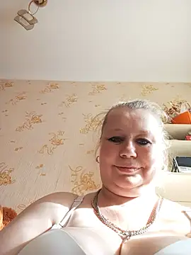 Snapshot of KiraStanton chatting on July 6, 3:14 pm KiraStanton online show from July 6, 3:14 pm