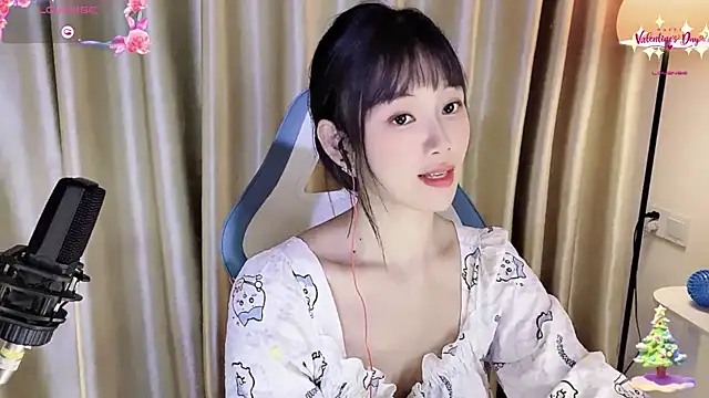 okyssa online show from April 28, 3:06 pm