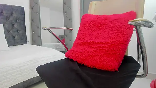 Evelyn  Cortes online show from February 27, 7:36 pm