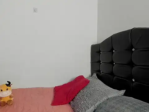 LatinaQueen23 online show from March 6, 1:51 pm