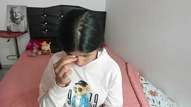 LatinaQueen23 online show from April 16, 2:29 pm