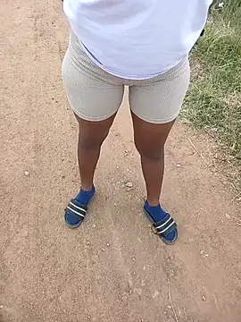 Snapshot of Dee-n-Dee_nyash chatting on February 24, 9:29 am Dee-n-Dee nyash online show from February 24, 9:29 am