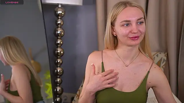 Snapshot of BabyBeckkky chatting on March 2, 8:43 am BabyBeckkky online show from March 2, 8:43 am