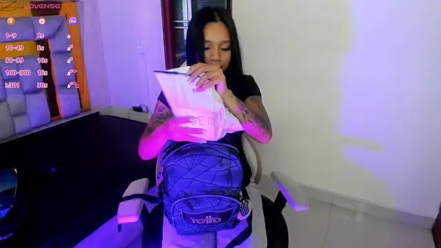 miiaboss  online show from April 16, 11:11 am