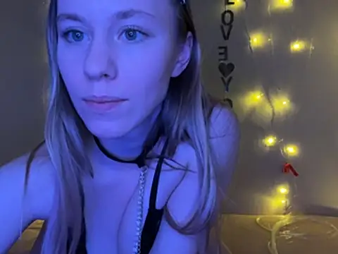 Snapshot of Vikkie_seXyGiiiirl_XoXo chatting on February 25, 4:05 pm Vikkie seXyGiiiirl XoXo online show from February 25, 4:05 pm