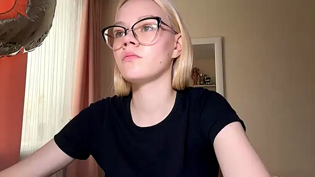 MiaCashe online show from April 10, 1:05 pm