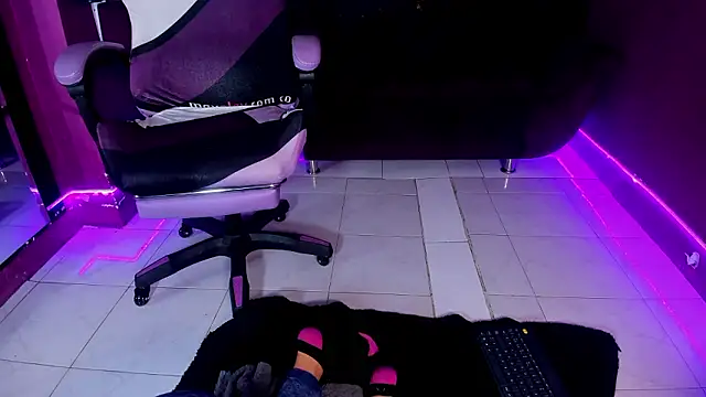 Snapshot of Alana_uwu chatting on February 25, 11:42 am Alana uwu online show from February 25, 11:42 am