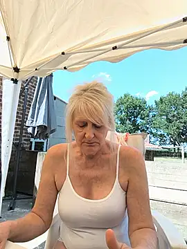 Snapshot of Heidiblueeyes chatting on July 16, 12:11 pm Heidiblueeyes online show from July 16, 12:11 pm
