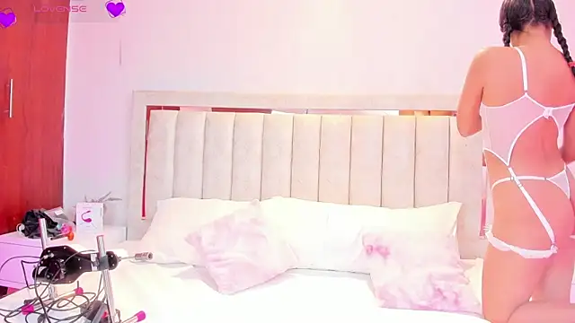 AlaiaMoretti  online show from April 14, 12:05 am