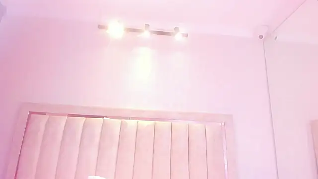 Snapshot of AlaiaMoretti_ chatting on May 27, 1:57 am AlaiaMoretti online show from May 27, 1:57 am