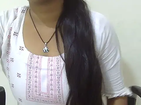 Snapshot of cute_momo_love chatting on June 17, 6:05 am cute momo love online show from June 17, 6:05 am