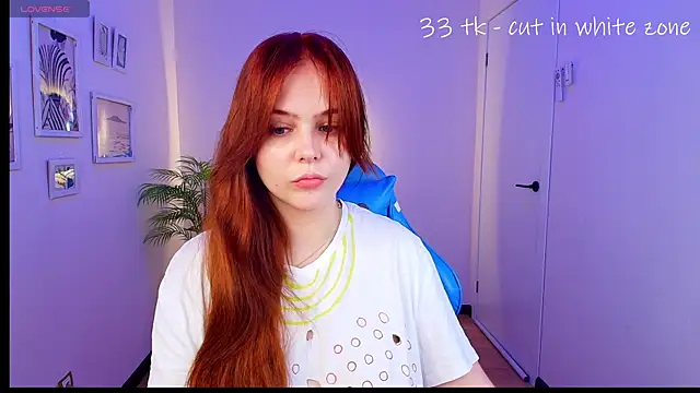 Snapshot of Elle_Funning chatting on June 7, 4:00 pm Elle Funning online show from June 7, 4:00 pm