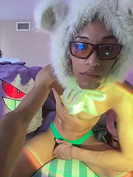 Snapshot of Beautiful4monsterz chatting on February 22, 10:30 pm Beautiful4monsterz online show from February 22, 10:30 pm