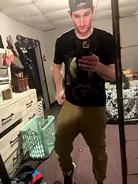 Snapshot of Aarondeweese27 chatting on February 24, 12:08 am Aarondeweese27 online show from February 24, 12:08 am