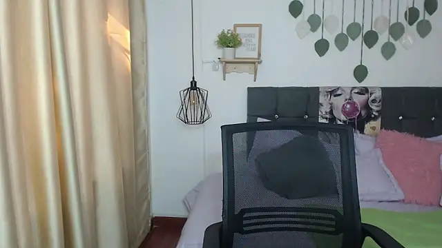 Emma hassani online show from April 4, 1:41 pm