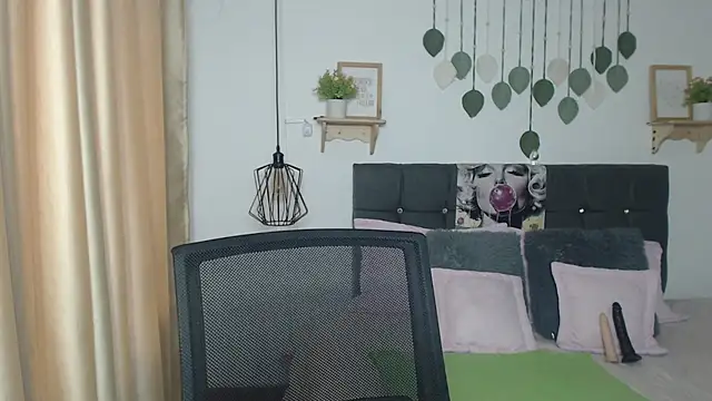 Emma hassani online show from April 15, 2:02 pm