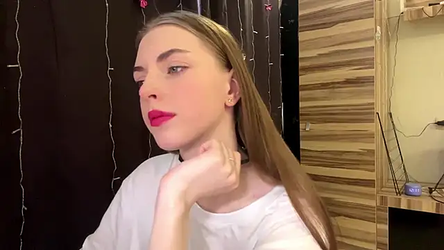 Snapshot of PollyDream chatting on March 1, 9:11 am PollyDream online show from March 1, 9:11 am