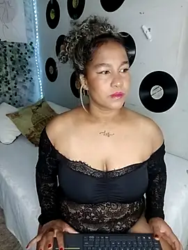 medusafox  online show from April 11, 4:50 am