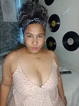Snapshot of medusafox_ chatting on June 19, 5:01 am medusafox online show from June 19, 5:01 am