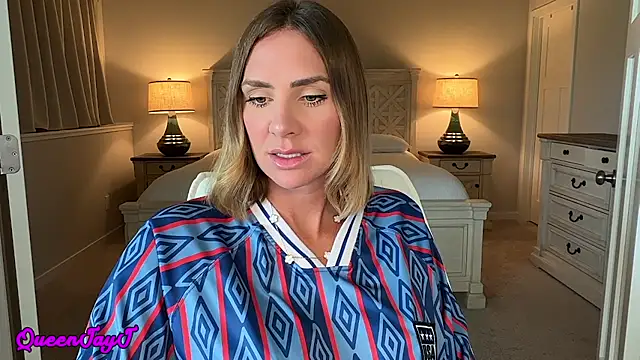 Queenjayj online show from July 6, 4:20 pm