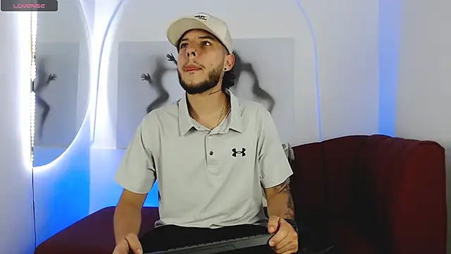 Snapshot of luxesmith chatting on February 26, 12:20 am luxesmith online show from February 26, 12:20 am