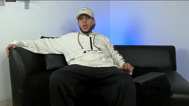 Snapshot of luxesmith chatting on March 3, 12:06 am luxesmith online show from March 3, 12:06 am