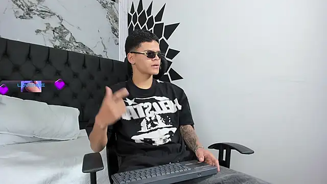 DylanRoyce  online show from March 16, 11:47 am