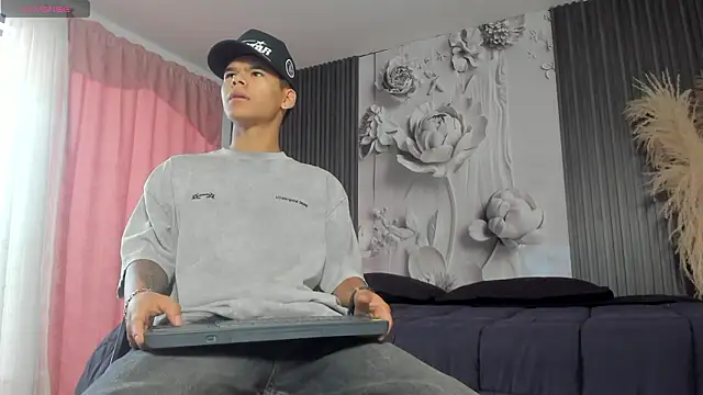 DylanRoyce  online show from March 23, 12:20 pm