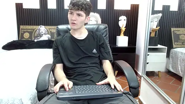 Snapshot of trevor_mob chatting on June 28, 12:11 pm trevor mob online show from June 28, 12:11 pm